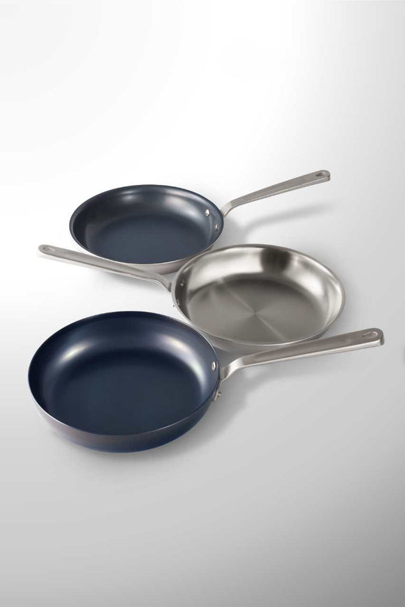 Frying pans in carbon steel, stainless clad and nonstick.